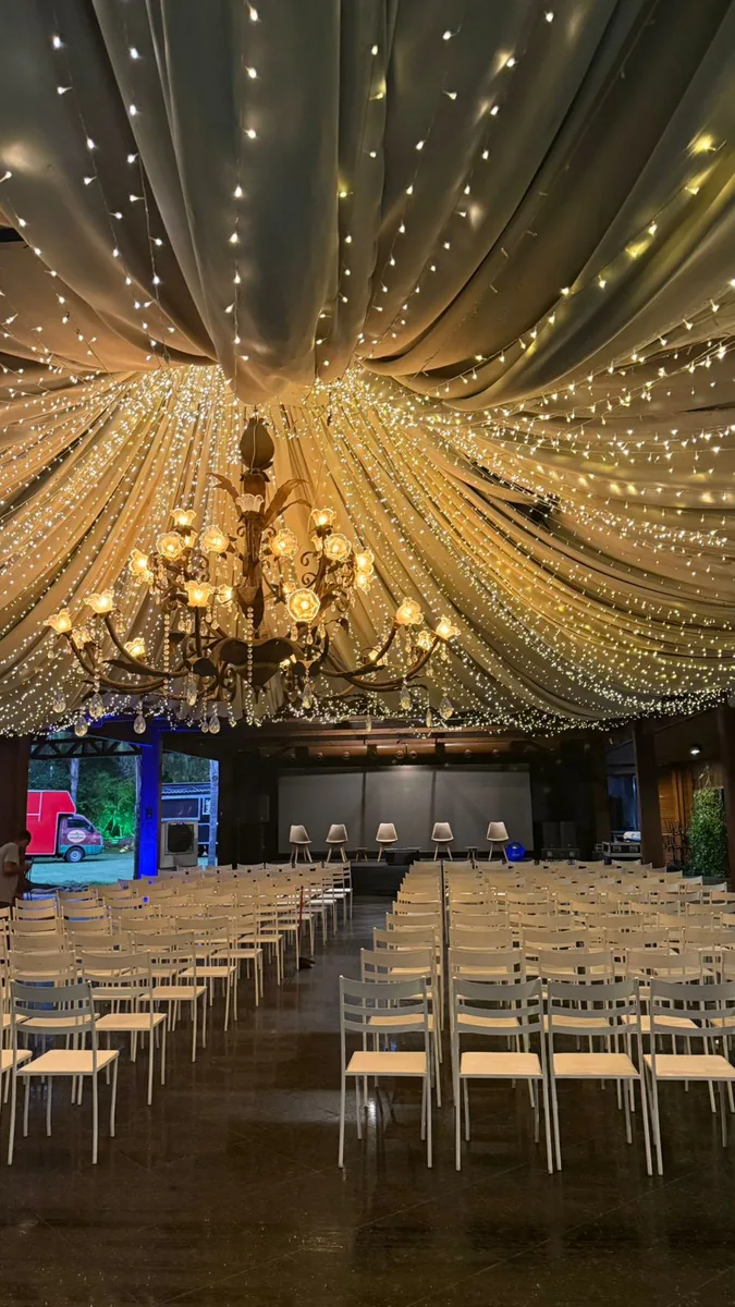 Salão preparado para um evento corporativo produzido pela Cardume
