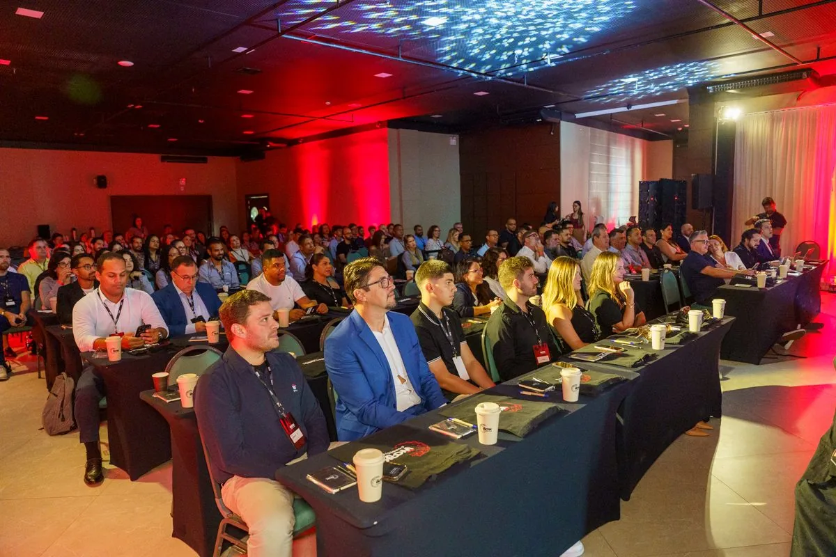 Plateia acompanhando a programação do evento