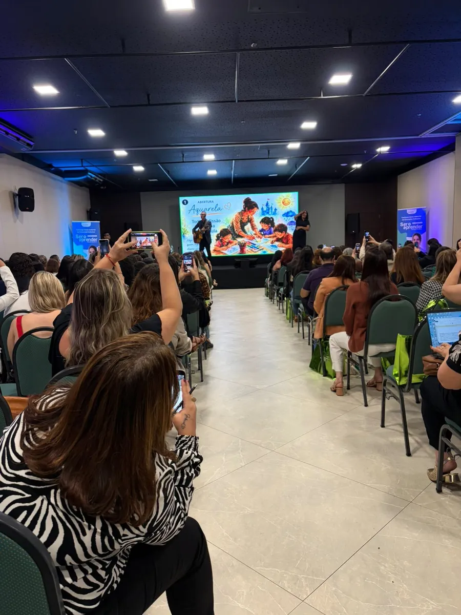 Convidados registrando a abertura do evento