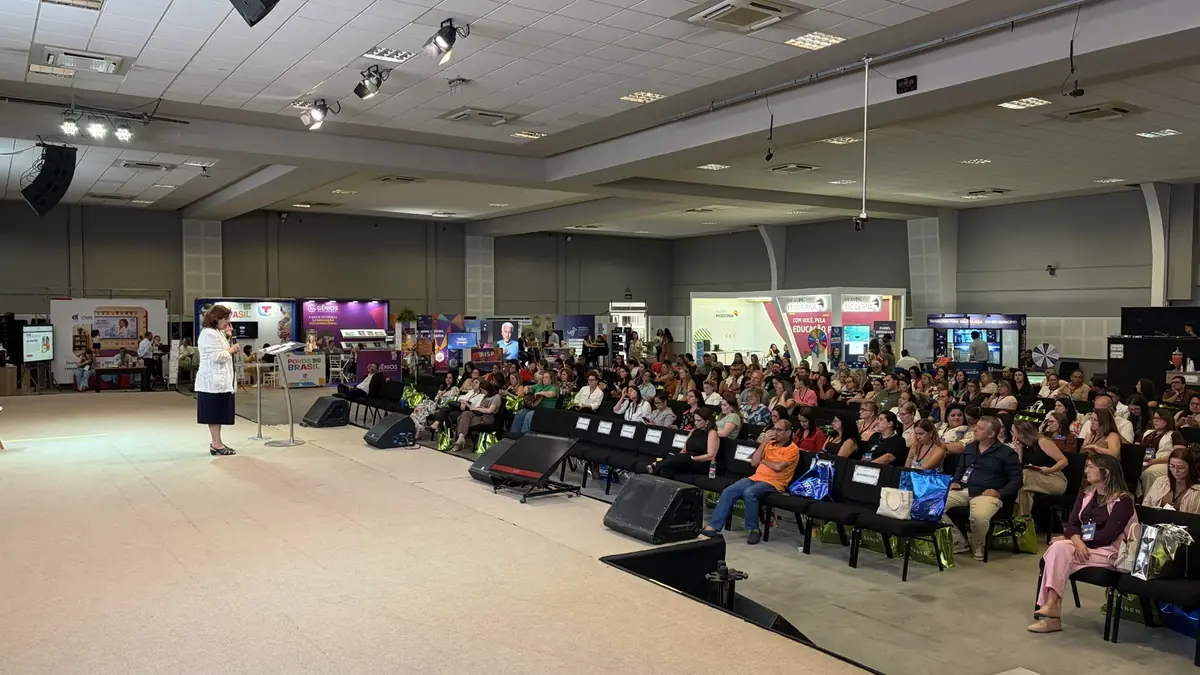 Palestrante no palco durante a programação do evento